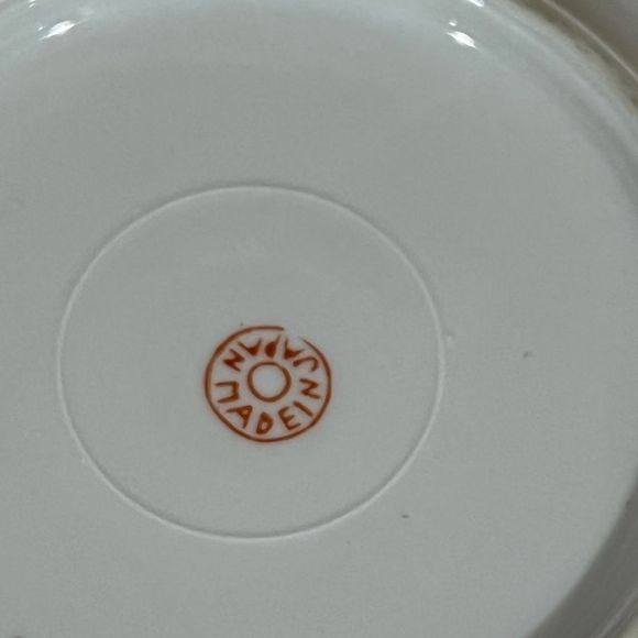 Japanese White Porcelain Floral Dish With Gold Trim - Picture 7 of 7